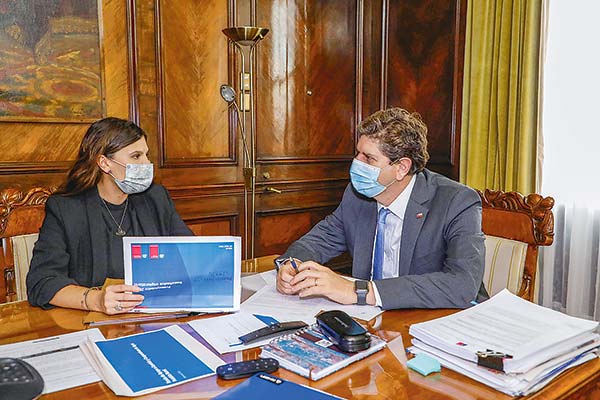 Nueva directora de Presupuestos cumple su primer mes con rayado de cancha a ministerios para 2022