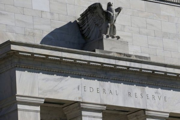 Fed ve peligro de derrumbe en los mercados ante apetito por riesgo de inversionistas hambrientos de rendimiento