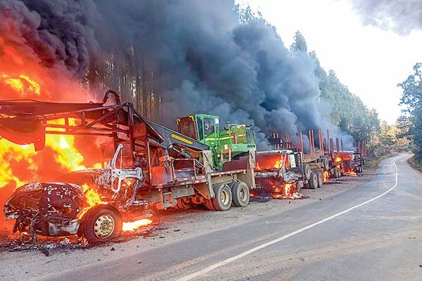 Nuevo ataque a camiones y maquinaria forestal en La Araucanía. Corma pide reunión urgente con ministro del Interior