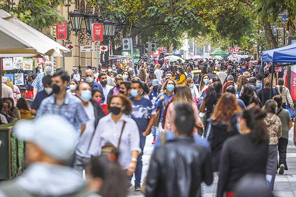 FMI calculó que hasta dos millones de personas podrían haber caído en la pobreza en Chile sin ayudas estatales