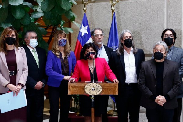 Oposición apunta a financiar la Renta Básica Universal con exenciones tributarias, mayor recaudación por el precio del cobre y endeudamiento fiscal