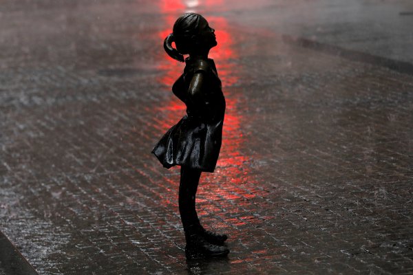 La escultura de la Niña sin Miedo (Fairless Girl, en inglés) en Wall Street.