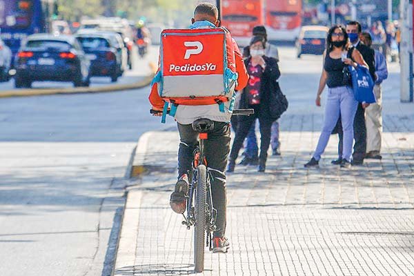 Otro antecedente para el debate: Justicia falla contra repartidores de PedidosYa y rechaza existencia de vínculo laboral