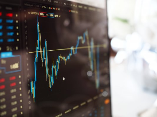 ¿Qué hacer con tus ahorros en días de mercados agitados?
