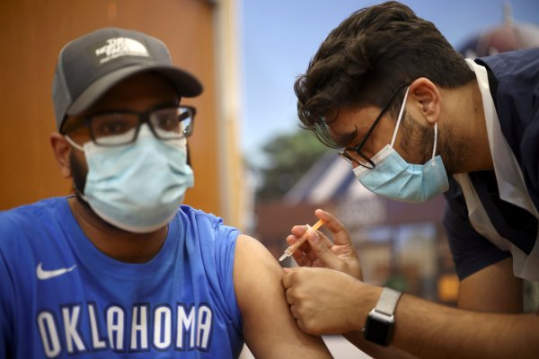 Estados Unidos apoyó la idea de suspender las licencias de las vacunas contra el coronavirus, pero la UE se opuso. Foto: Reuters