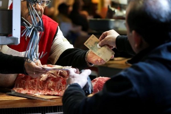 EFE: Argentina, el país con más vacas que habitantes donde comer carne es un lujo ante el alza de precios