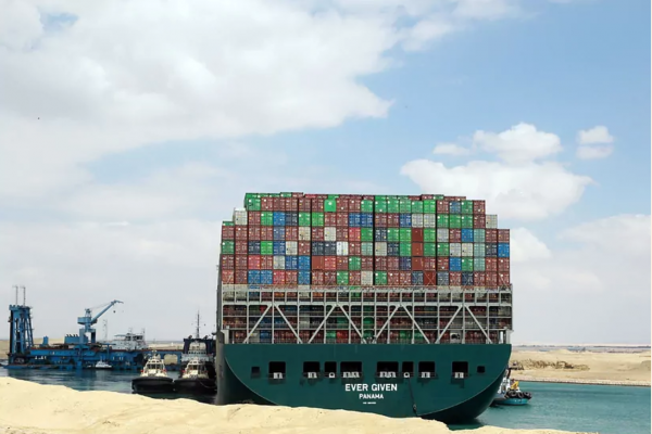 El "Ever Given" seguirá retenido en aguas del canal de Suez