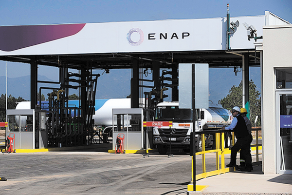 Pese a baja en ingresos, ENAP logra terminar con utilidades el primer trimestre
