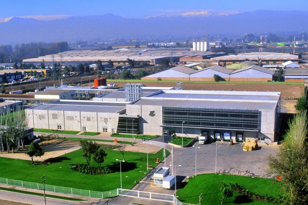 La planta de Laboratorio Chile | Teva en Maipú es la principal de la industria farmacéutica local.