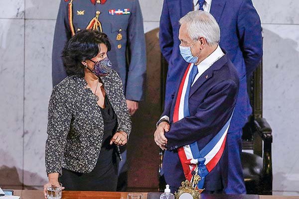 La presidenta del Senado, Yasna Provoste, junto al mandatario ayer en Valparaíso.