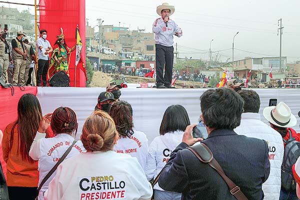 Pedro Castillo (Perú Libre) lidera las encuestas por un estrecho margen. Foto: Reuters