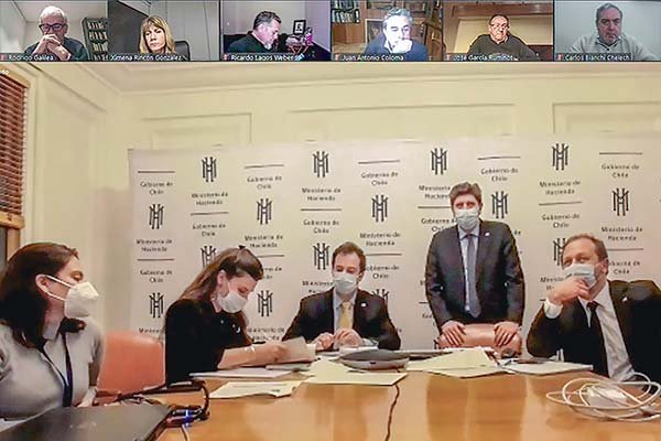 <p>Hasta la madrugada de ayer se extendieron las negociaciones encabezadas por los ministros de Hacienda y Economía, Rodrigo Cerda, y Lucas Palacios.</p>