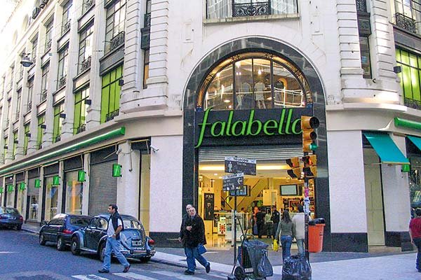 Falabella concretó la salida del negocio retail hace una semana y liquidó de forma online su stock.