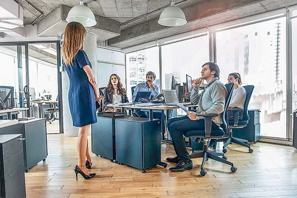 Ejecutivas ante el teletrabajo: valoran flexibilidad pero sinceran que ha significado más estrés y cansancio