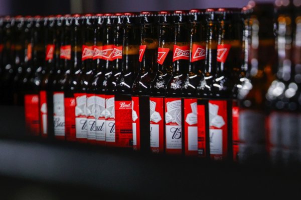 Budweiser y Cristal lanzan incentivos para promover la vacunación en Chile