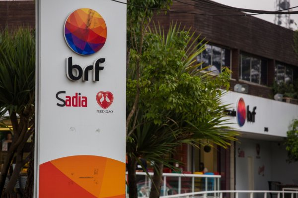 JBS desafía a Marfrig en batalla de ofertas por el control de la productora de alimentos BRF