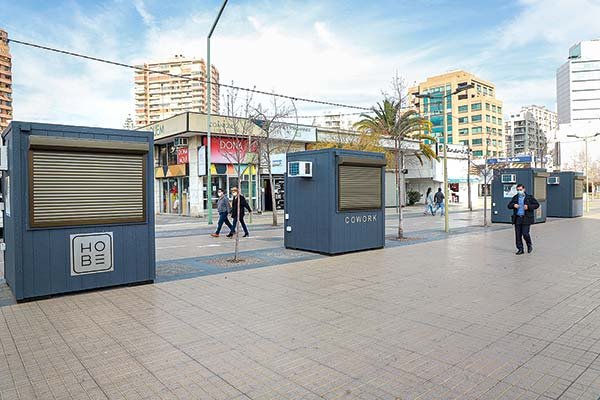 Algunos de los módulos instalados en las cercanías del centro comercial Apumanque. Fotos: Julio Castro.