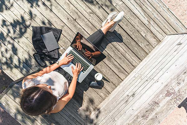 Teletrabajando desde y para el extranjero, la tendencia laboral que aterriza en Chile