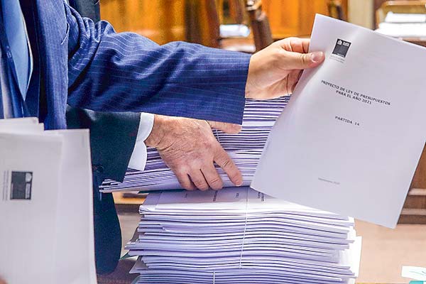 Mercado ve un déficit fiscal mayor este año y estima que el gasto público se contraerá en 2022