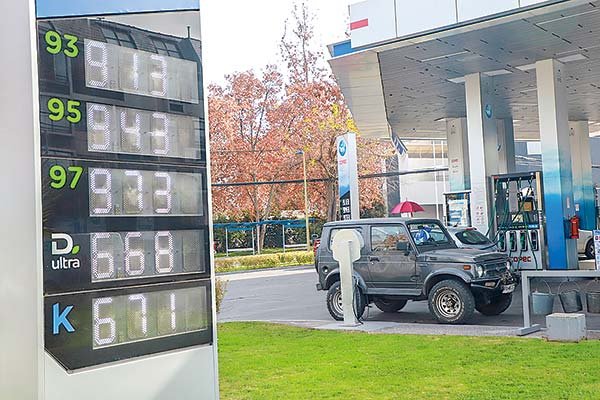 Bencinas suman 30 semanas de alza y Conapyme pide medidas