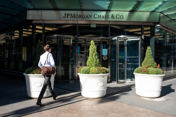 JPMorgan podría exigir a sus empleados en EEUU que se vacunen