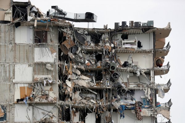 Parte del derrumbe del edificio. Foto Reuters.
