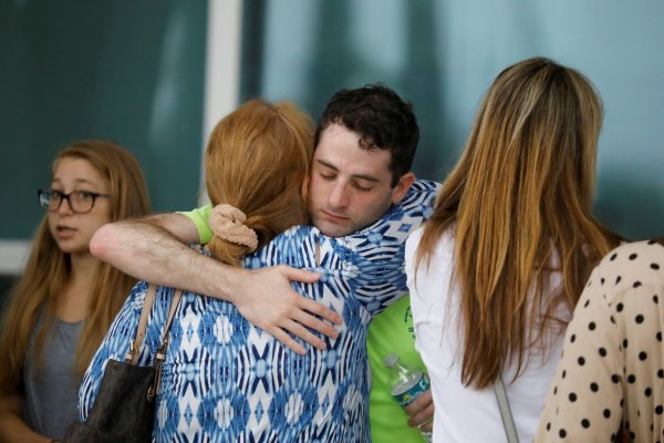 Personas se abraza en el Centro Comunitario de Surfside, donde las autoridades están llevando a los residentes y familiares. Foto Reuters.