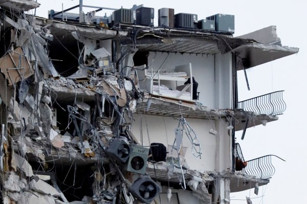 Parte del edificio colapsado. Foto Reuters.