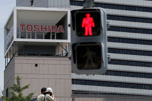 Accionistas de Toshiba destituyen al presidente en histórica victoria para inversionistas