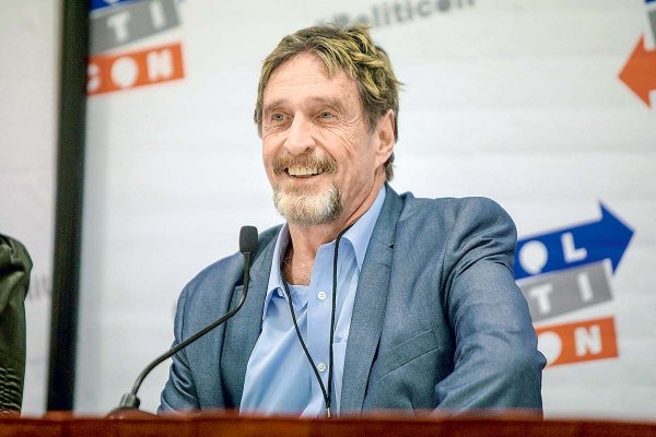 La vida de película que protagonizó (a veces como bandido) John McAfee