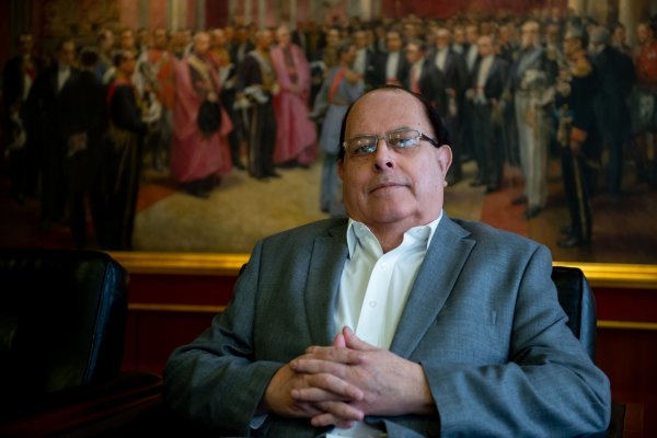 Asesor de candidato peruano Pedro Castillo dice que presidente del Banco Central evalúa propuesta de seguir en el cargo