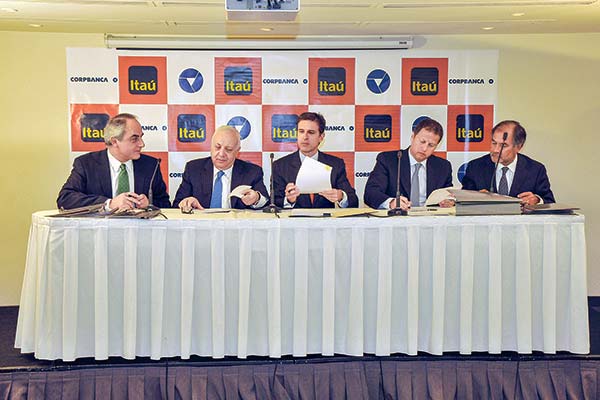 El exgerente general de Corpbanca, Fernando Massú; el empresario Álvaro Saieh; el socio de Itaú Unibanco, Ricardo Marino; el presidente actual de Itaú Chile, Jorge Andrés Saieh y el exCEO de Itaú Chile, Boris Buvinic, firmaron el acuerdo de fusión en 2014.