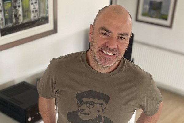 El crítico de vinos Patricio Tapia y su primera novela: “Para mí escribir es como ir a una fiesta con mi psiquiatra”