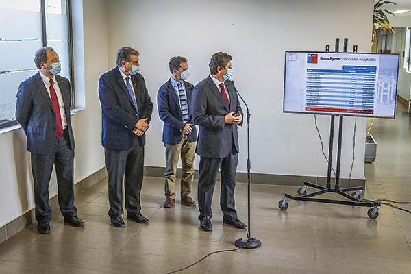 El ministro Cerda, junto a sus pares de Trabajo, Patricio Melero, y de Economía, Lucas Palacios, destacó ayer aporte a las PYME. Foto: Agencia Uno