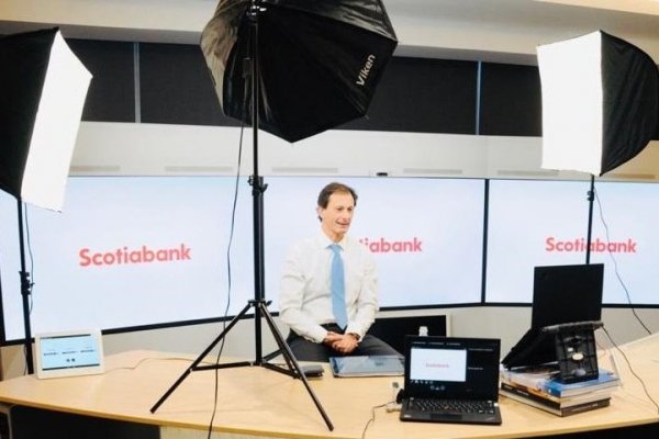 El gerente general de Scotiabank Chile, Diego Masola, participando de una conversación con los trabajadores del banco.