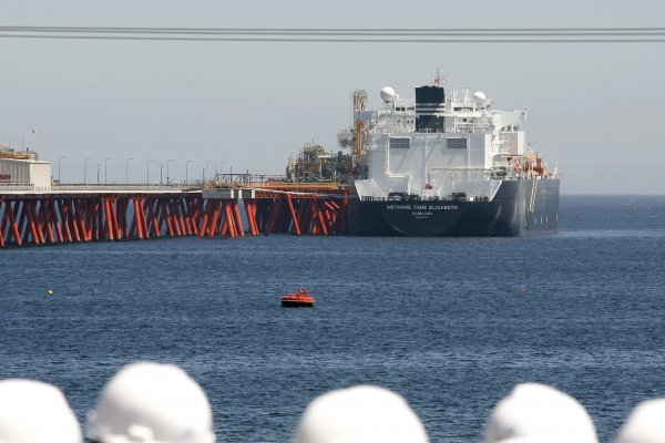 No habrá corte de gas a industrias: Metrogas da por superada la emergencia tras llegada de nave a terminal de Quintero