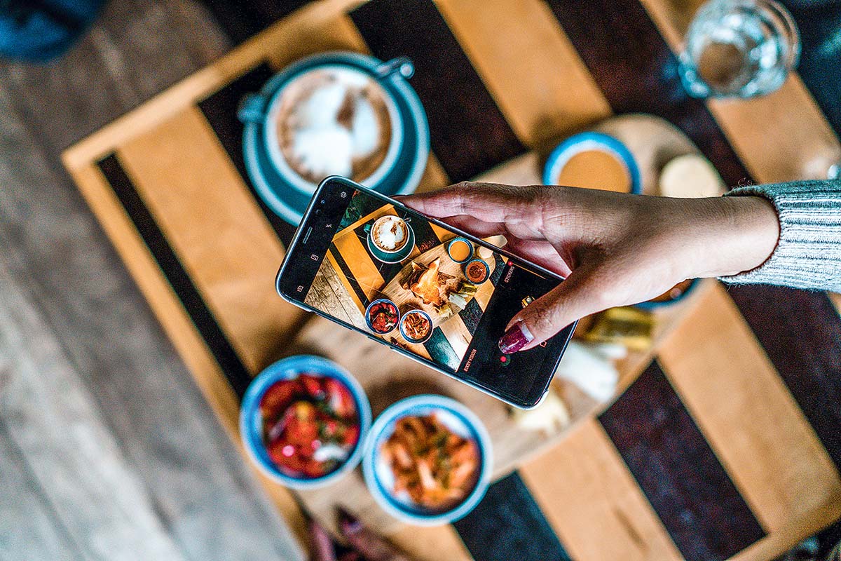 <p>Olvídate de tuitear y de subir selfies: Internet quiere verte comer</p>