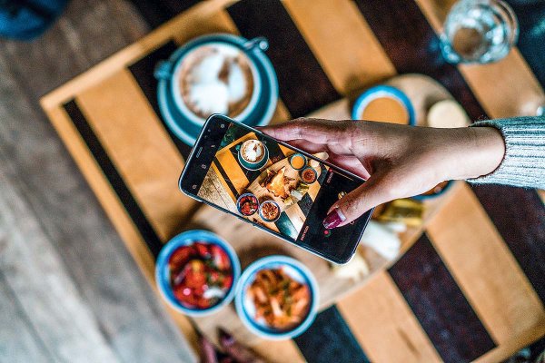 Olvídate de tuitear y de subir selfies: Internet quiere verte comer