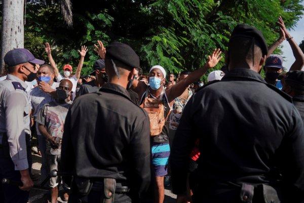 <p>Miles de manifestantes salen a las calles de Cuba</p>