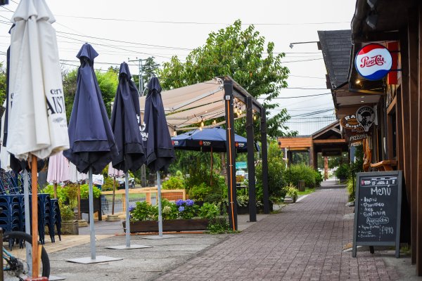 Restaurantes permanecen cerrados en Pucón por la cuarentena.