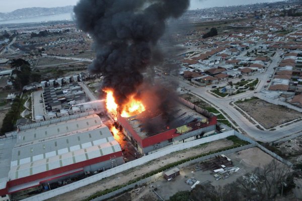 Incendio afecta a fábrica de colchones en Coquimbo