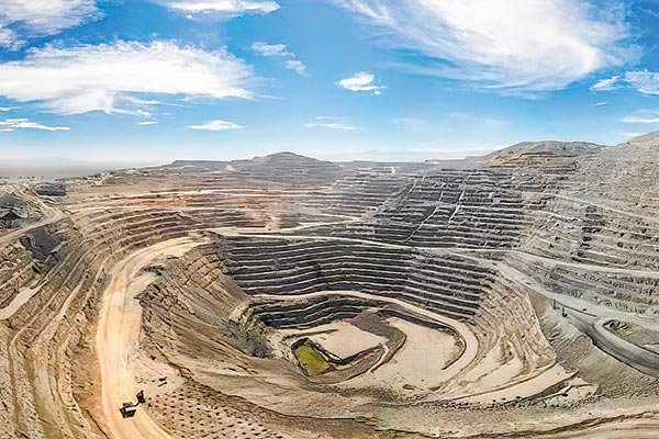 Filial de CAP y sindicatos de Mina Los Colorados logran acuerdo en negociación anticipada con millonario bono