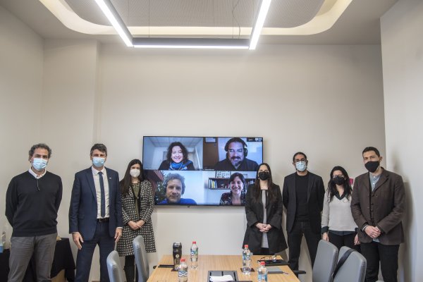 El ministro de Ciencia, Andrés Couve, junto a los integrantes del nuevo comité asesor.