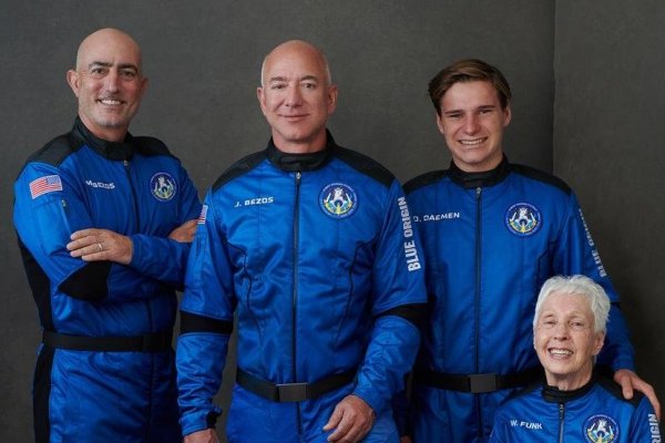 De izquierda a derecha, Mark Bezos, Jeff Bezos, Oliver Daemen y Wally Funk, los tripulantes del vuelo.