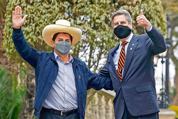 El presidente electo Pedro Castillo junto al mandatario saliente Francisco Sagasti, con quien conversó ayer.