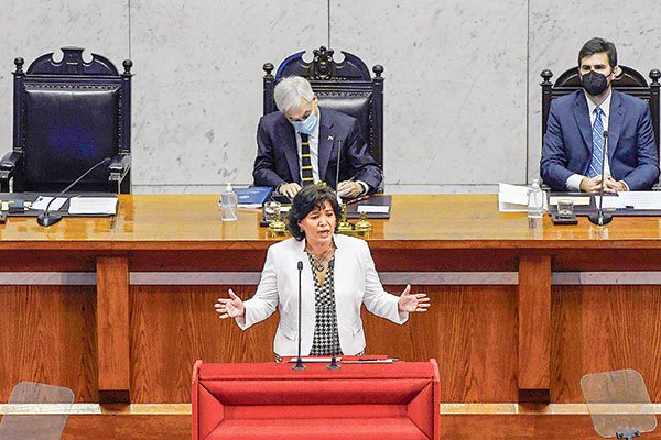 Desde la testera del Salón Plenario del Congreso en Valparaíso, el presidente Piñera escuchó a Provoste. Foto: Agencia Uno