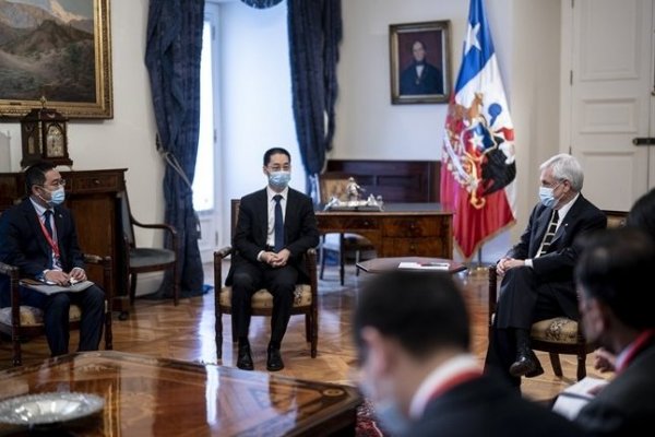 Piñera se reúne con ejecutivos de Sinovac tras interés de laboratorio chino por instalar fábrica de vacunas en el país