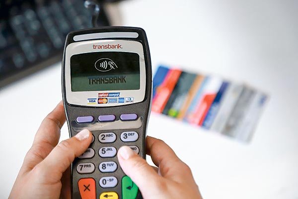 Transbank profundiza sus pérdidas y dispara contra Santander, Walmart y las marcas de tarjetas