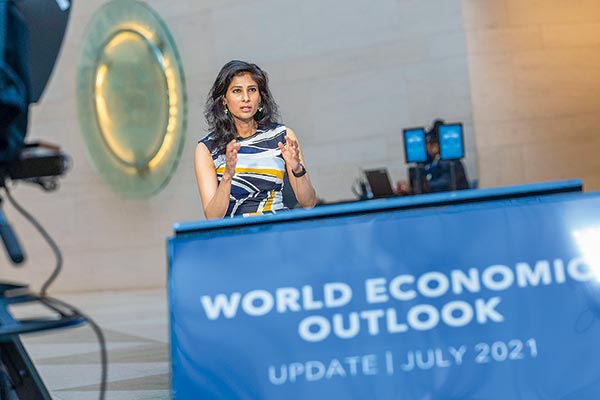 La economista jefa del Fondo, Gita Gopinath, advirtió brecha en repunte de economías avanzadas y las emergentes.