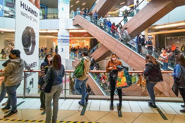 Ventas Minoristas presenciales de la Región Metropolitana marcan un fuerte crecimiento anual pero caen respecto de mayo
